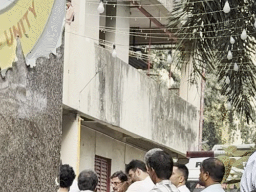 पंकज धीर के बेटे निकितिन भावुक नजर आए। वह पिता की याद में मां अनीता के गले लगकर रोते दिखाई दिए।