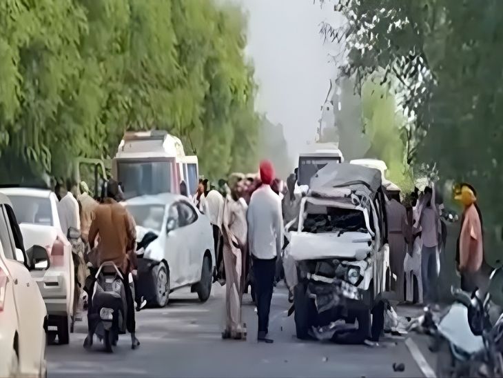 हादसे के बाद मौके पर टूटी गाड़ियां और वहां जमा भीड़।