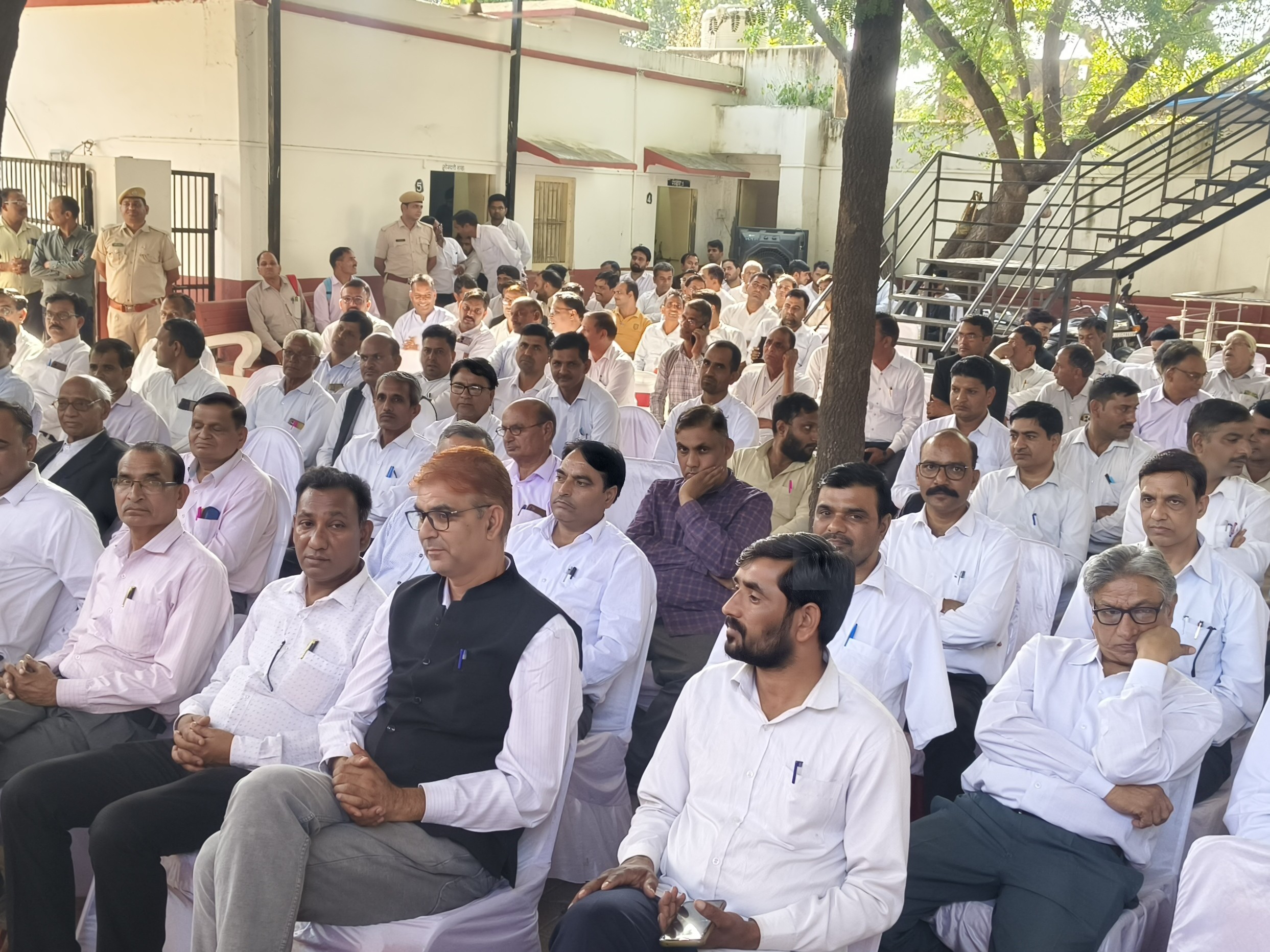 स्नेह मिलन समारोह में मौजूद अधिवक्ता।