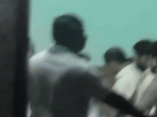 रोहतक के लाढ़ौत गांव में ASI संदीप लाठर के परिवार के साथ पुलिस और प्रसासन के अधिकारियों की मीटिंग चल रही है। - Dainik Bhaskar