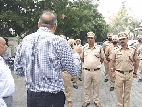 अधिकारी मॉक-ड्रिल से पहले आदेश देते हुए।