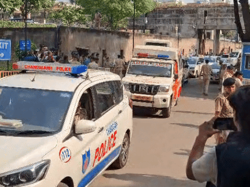 बुधवार दोपहर 2.10 बजे एम्बुलेंस डेडबॉडी लेकर चंडीगढ़ PGI से कोठी के लिए निकली।