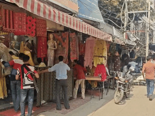 दमकल विभाग द्वारा मार्केट में की गई दबिश के दौरान दुकानदार अपना सामान इकट्ठा करते हुए। - Dainik Bhaskar