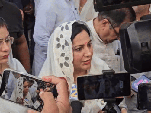 संदीप लाठर के परिवार से मिलने के बाद मीडिया से बात करतीं इनेलो नेता सुनैना चौटाला।