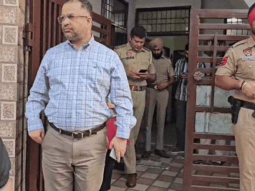 पुलिस अधिकारी मौके पर पहुंचकर जांच करते हुए।