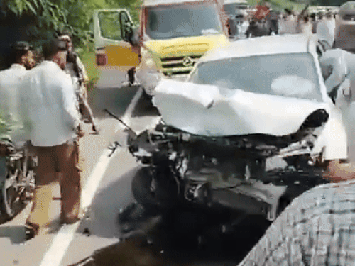 टक्कर के बाद टूटी स्विफ्ट कार।