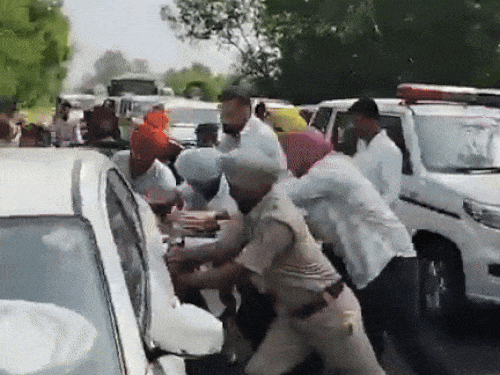 हादसे में घायल को उठाकर ले जाते कर्मचारी। इस दौरान मंत्री हरभजन ईटीओ भी वहां मौजूद रहे। इस दौरान क्षतिग्रस्त गाड़ी को धक्का देकर हटाया गया। - Dainik Bhaskar