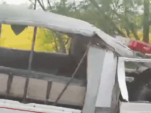 पुलिस की पायलट जिप्सी भी टक्कर से बुरी तरह क्षतिग्रस्त हो गई।