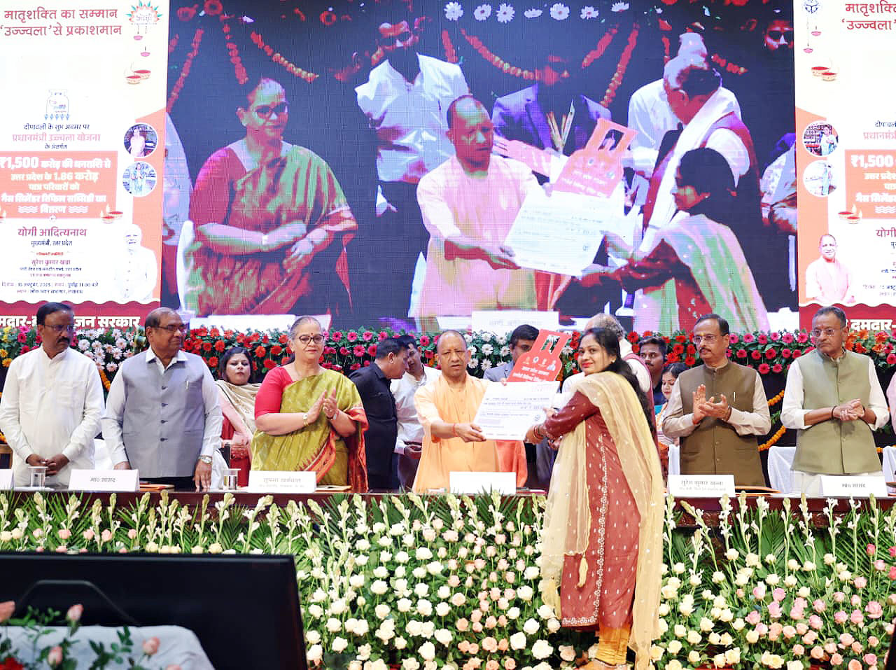 योगी ने कहा- साल में दो बार होली और दीपावली के अवसर पर फ्री रसोई गैस सिलेंडर देने का फैसला किया है।