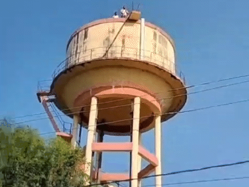 आमेर इलाके में मूलभूत सुविधाओं के अभाव से परेशान होकर वार्ड पंच प्रतिनिधि राजेश कुमार मीणा सहित दो लोग आज बुधवार को पानी की टंकी पर चढ़ गए।