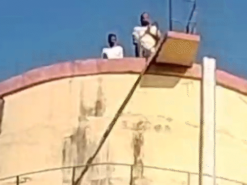 युवक ने मौके से वीडियो बनाया और उसे सोशल मीडिया पर वायरल कर दिया। लोगों ने भी नीचे से उनका वीडियो बनाया।