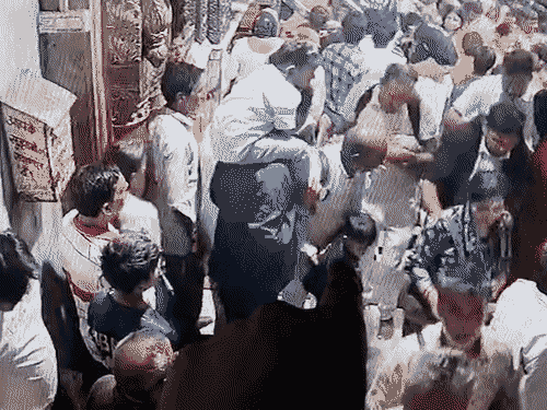 बांके बिहारी मंदिर में श्रद्धालु की मौत का VIDEO:  दर्शन करने के बाद बाहर जाते समय अचानक गिरा, हार्ट अटैक से गई जान – Mathura News