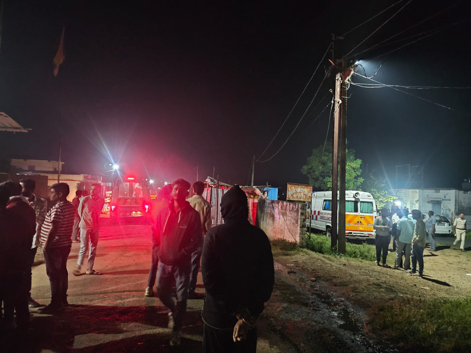 ग्रामीण बड़ी संख्या में रहे एकत्रित।