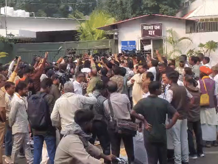 केंद्रीय कृषि मंत्री शिवराज सिंह चौहान के बाहर जमा कांग्रेसी और किसान।