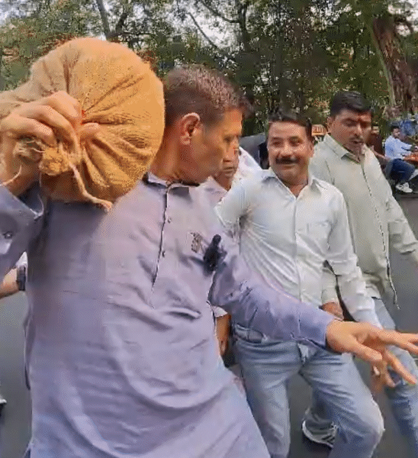 जीतू पटवारी ने अनाज की बोरी अपने कंधे पर रखी।