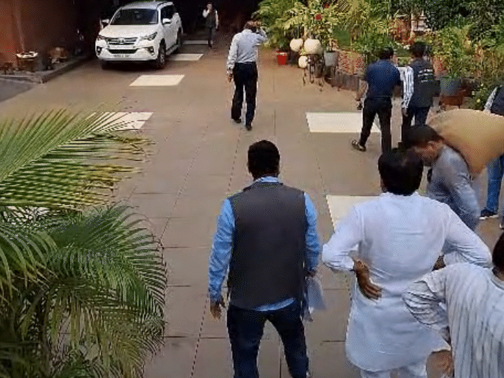 शिवराज के बंगले के अंदर भी बोरी लेकर गए जीतू पटवारी।