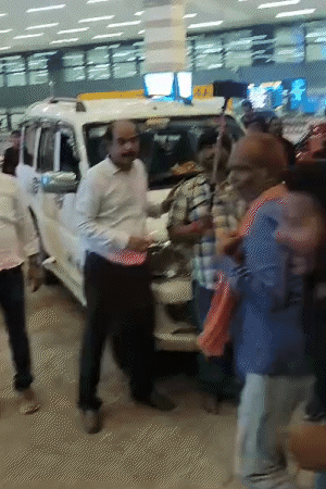 काँग्रेसच्या पहिल्या यादीत 48 उमेदवारांची नावे: प्रदेशाध्यक्ष कुटुंबाहून, शकील अहमद कडवा येथून निवडणूक लढवणार; यादीत 5 महिला, 4 मुस्लिम भांडण सुरू असताना, शकील अहमद कसे तरी त्यांच्या गाडीपर्यंत पोहोचले.