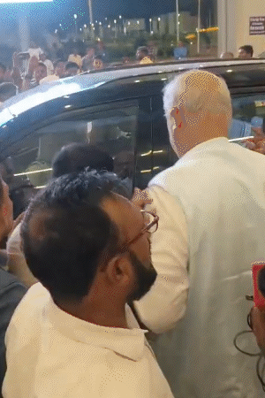 काँग्रेसच्या पहिल्या यादीत 48 उमेदवारांची नावे: प्रदेशाध्यक्ष कुटुंबाहून, शकील अहमद कडवा येथून निवडणूक लढवणार; यादीत 5 महिला, 4 मुस्लिम कसे तरी नेत्यांनी शकील अहमद यांना गर्दीतून बाहेर काढले आणि गाडीत बसवले.