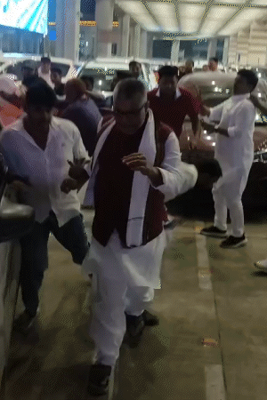 काँग्रेसच्या पहिल्या यादीत 48 उमेदवारांची नावे: प्रदेशाध्यक्ष कुटुंबाहून, शकील अहमद कडवा येथून निवडणूक लढवणार; यादीत 5 महिला, 4 मुस्लिम या हाणामारीमुळे विमानतळावर गोंधळ उडाला आणि राजकारणी इकडे तिकडे धावू लागले.