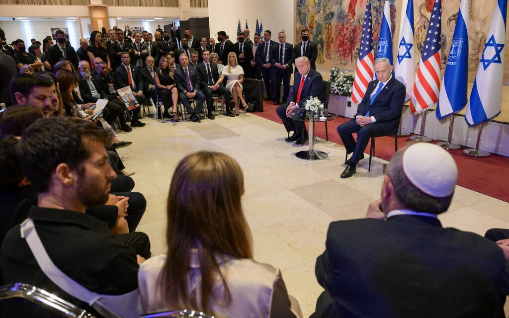 ट्रम्प और नेतन्याहू ने संसद में रिहा हुए बंधकों और उनके परिवार से मुलाकात की।