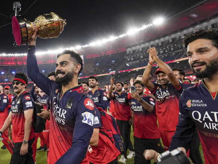 2025 में रॉयल चैलेंजर्स बैंगलोर ने IPL जीता था। विराट कोहली ट्रॉफी के साथ जश्न मनाते हुए।
