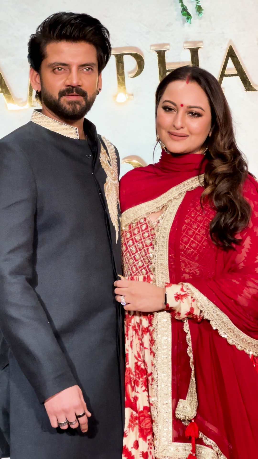 सोनाक्षी सिन्हा इस फैशन इवेंट में पति जहीर इकबाल के साथ पहुंचीं। उन्होंने ट्रेडिशनल अनारकली पहना था।