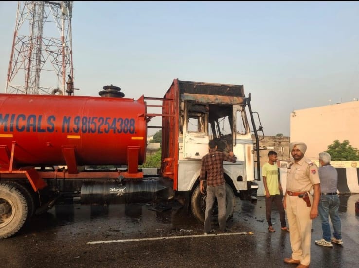 ट्रक पर आग काबू पाने के बाद PCR टीम सदस्य।