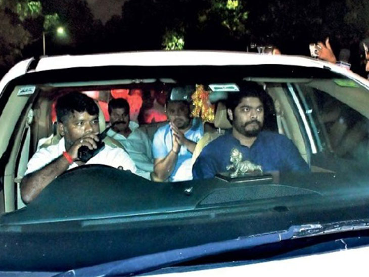 ओसामा ड्राइवर के बगल वाली सीट पर (ब्लू शर्ट में) और तेजस्वी यादव पीछे सीट पर बैठे दिखे।