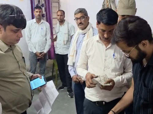 भ्रष्टाचार निरोधक ब्यूरो (ACB) की टीम ने एएसआई कन्हैयालाल और दलाल मजिलस के पास से मिली रिश्वत की रकम की गिनती की। टीम ने रिश्वत की रकम को जब्त कर लिया है और मामले की जांच जारी है।