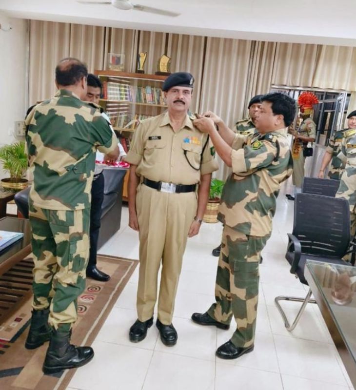 फोटो नवंबर 2024 की है। तब मोहम्मद इम्तियाज को प्रमोट कर सब इंस्पेक्टर बनाया गया था।