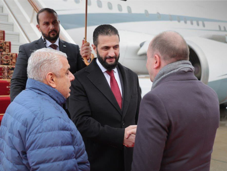 अल-शरा बुधवार सुबह मॉस्को पहुंचे। यह उनका पहला राजकीय रूस दौरा है।