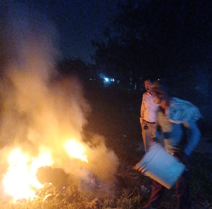 एमआईई में कूड़े में लगी आग को बुझवाते HSPCB के RO शैलेंद्र अरोड़ा।