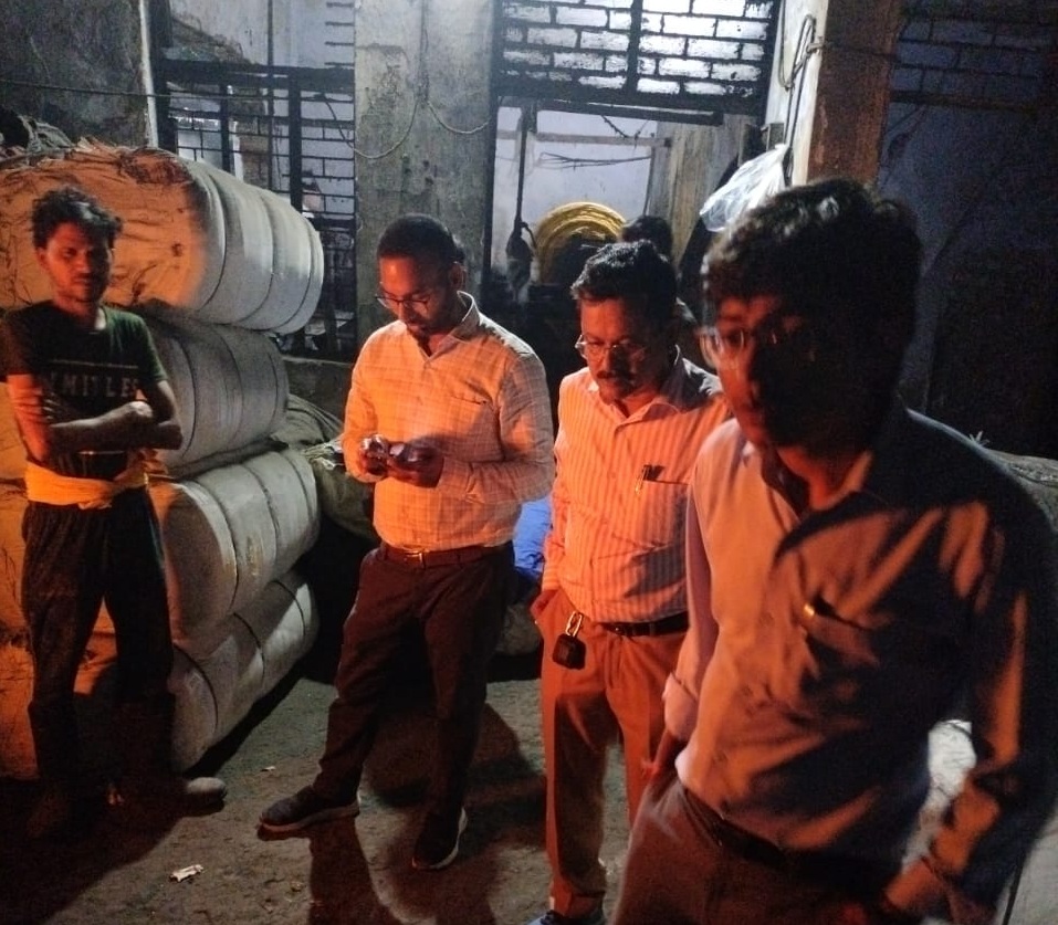 बहादुरगढ़ में फैक्ट्री पर कार्रवाई करते HSPCB के अधिकारी।