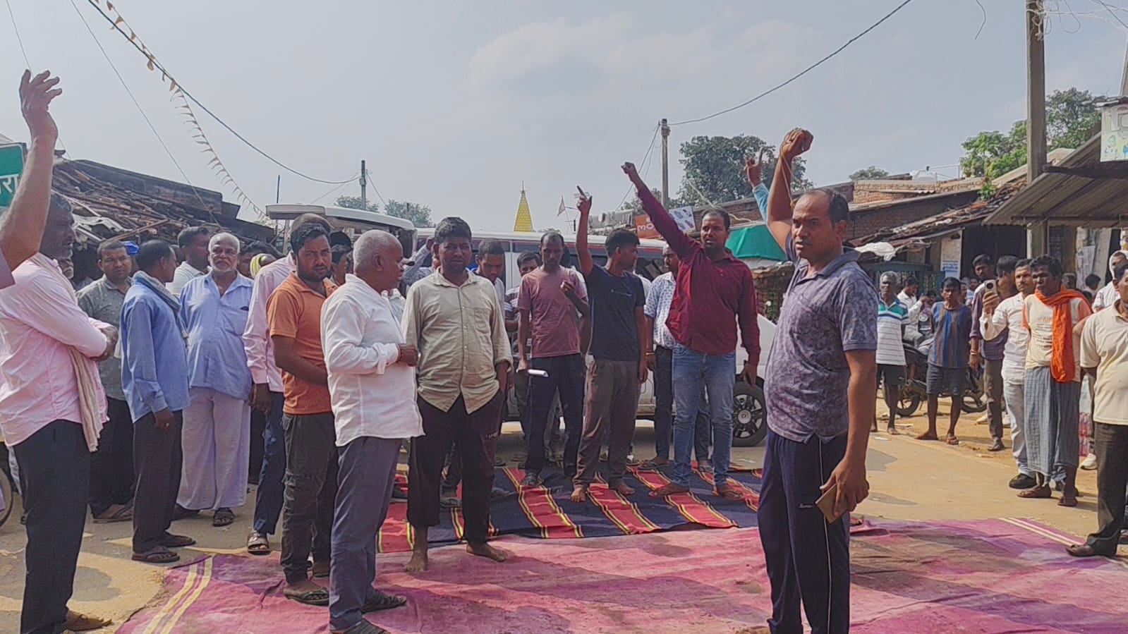 परिजनों ने शव के साथ सड़क जाम कर किया विरोध