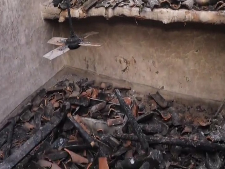 पेट्रोल बम के विस्फोट से फैली आग के कारण घर में रखा सामान भी जल गया।