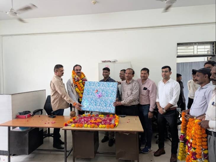 तस्वीर अगस्त 2025 में धर्मेंद्र भदौरिया के रिटायरमेंट के वक्त की है।