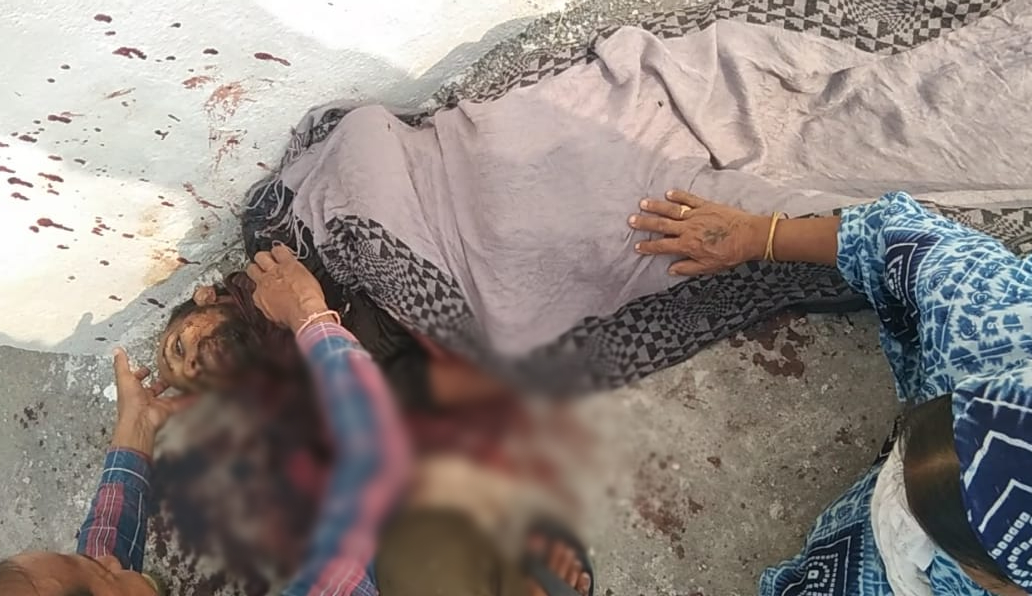 युवक ने धारदार हथियार से गला काटकर सुसाइड कर लिया।