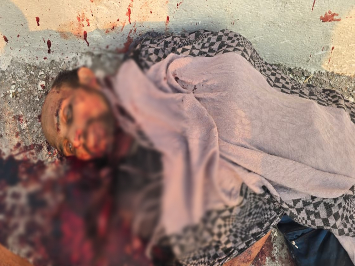 युवक ने गला काटकर सुसाइड कर लिया। छत पर युवक की लाश मिली है।