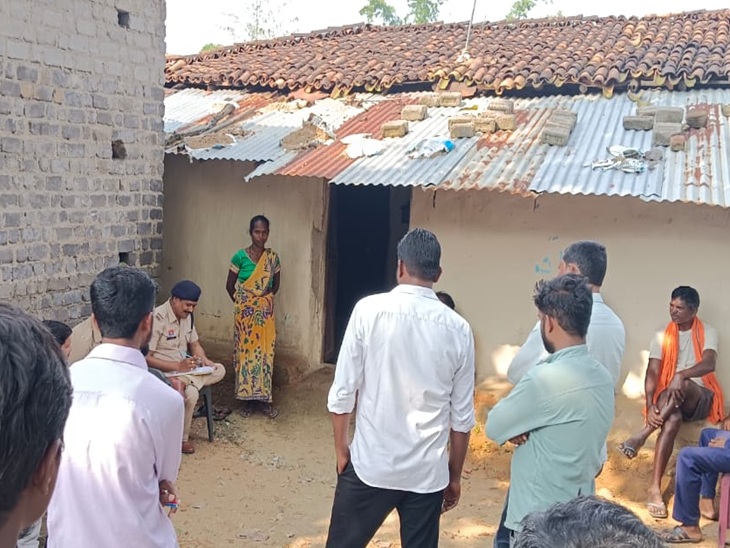 घटनास्थल पर जांच करती पुलिस