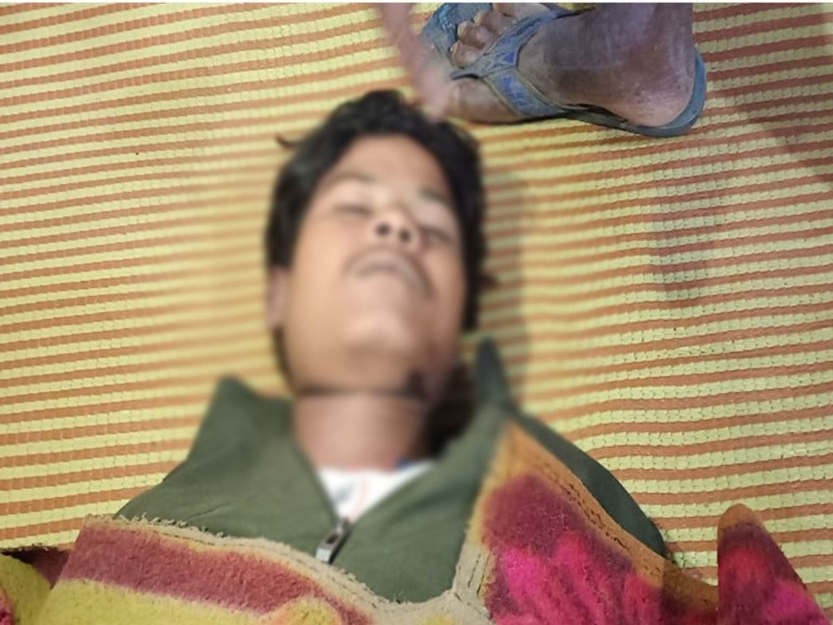 फारेंसिक जांच में युवक की गर्दन पर काले धब्बे और निशान मिले हैं।