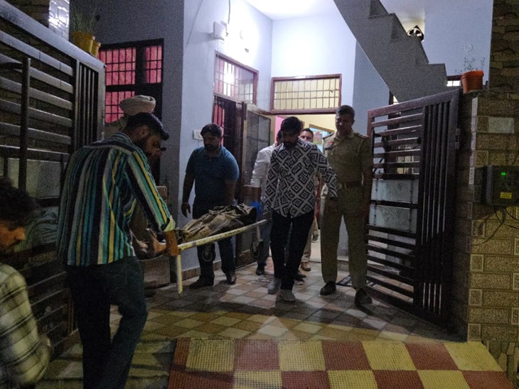 पुलिस ने मौके पर पहुंचकर बुजुर्ग महिला के शव को कब्जे में लिया।