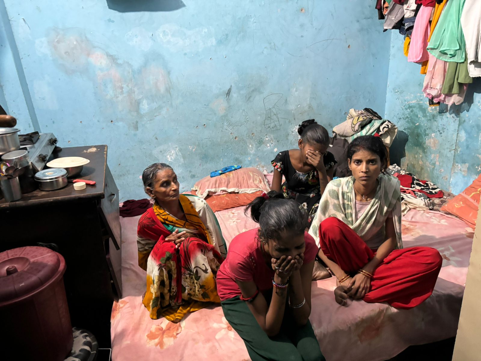 लखनऊ के इंदिरा नगर थाना क्षेत्र में मोबाइल चलाने के दौरान 13 साल के लड़के की मौत हो गई। बच्चे की मौत के बाद घर में कोहराम मच गया।