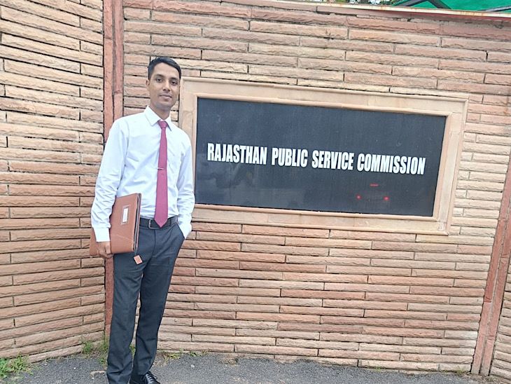अजमेर जिले के डूंगरिया कलां गांव के रहने वाले कुशल चौधरी ने RAS-2023 में टॉप किया है। वह वर्तमान में राजकीय उच्च माध्यमिक स्कूल तबीजी में लैब असिस्टेंट हैं और पुलिस लाइन क्वार्टर में रहते हैं। कुशल ने कहा- पिता खेती करते हैं। सेल्फ स्टडी की है और दूसरे प्रयास में सफलता मिली।