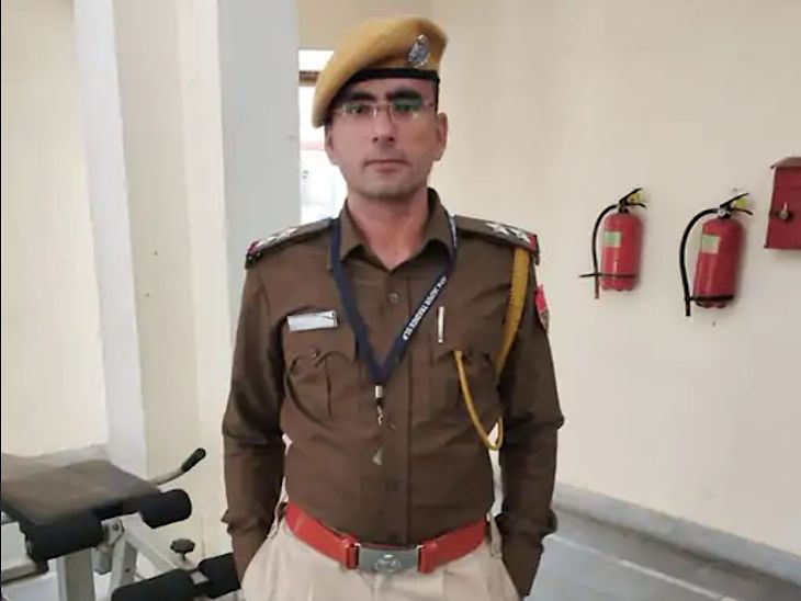 अजमेर की किशनगढ़ तहसील के रलावता गांव के परमेश्वर चौधरी (27) ने तीसरी रैंक हासिल की है। उनको दूसरी कोशिश में सफलता मिली है। परमेश्वर चौधरी वर्तमान में नागौर पुलिस लाइन में उप निरीक्षक (एसआई) के पद पर कार्यरत हैं। परमेश्वर ने बताया- एसआई भर्ती-2021 में 17वीं रैंक थी। मामला कोर्ट में चल रहा है। वर्ष 2020 में लैब असिस्टेंट पद पर भी सिलेक्शन हुआ था।