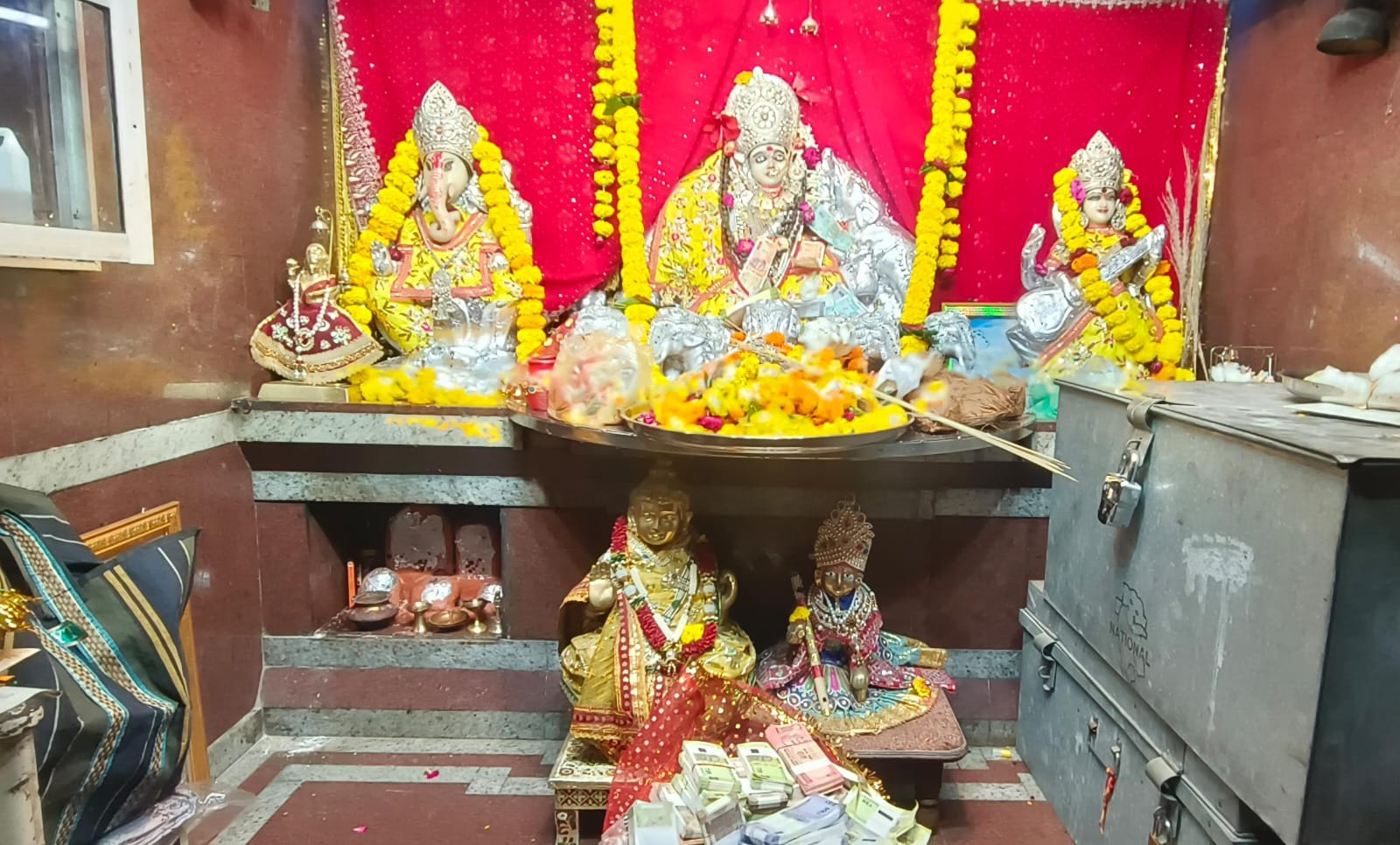 गर्भगृह मे विराजित है महालक्ष्मी मां के साथ गणेश जी व सरस्वती मां।