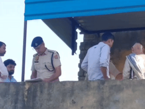 घटनास्थल पर जांच करते हुए पुलिस टीम।