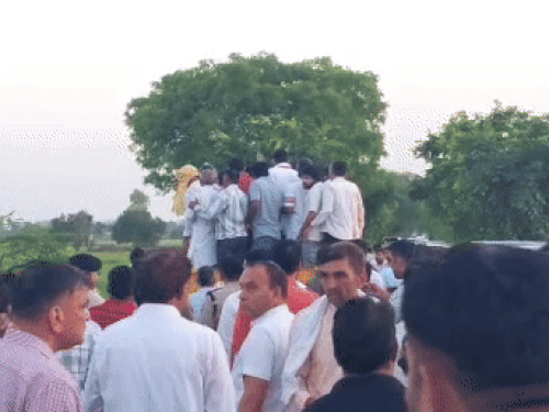 घटनास्थल से संदीप के शव को ट्रैक्टर ट्राली में रखकर गांव लेकर जाते परिजन।