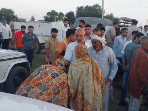 घटनास्थल पर विलाप करते हुए संदीप लाठर के परिजन।