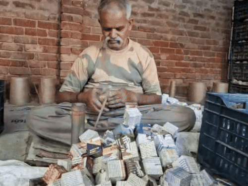 ग्रीन सूतली बम बनाने का पूरा काम हाथों से किया जाता है। इस दौरान काफी सावधानी बरती जाती है।