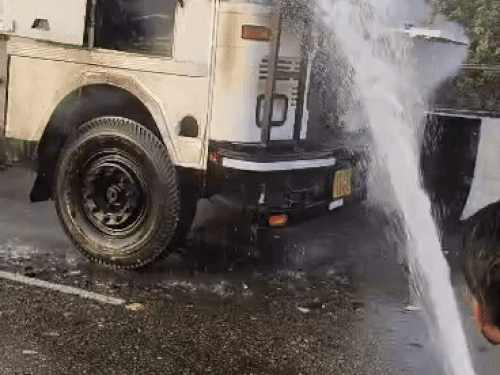 केमिकल टैंकर की आग बुझाती हई फायर ब्रिगेड टीम। - Dainik Bhaskar